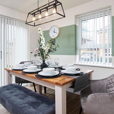 Superb 3Br House In Coventry Sleeps 9 W/Parkingヴィラ エクステリア 写真
