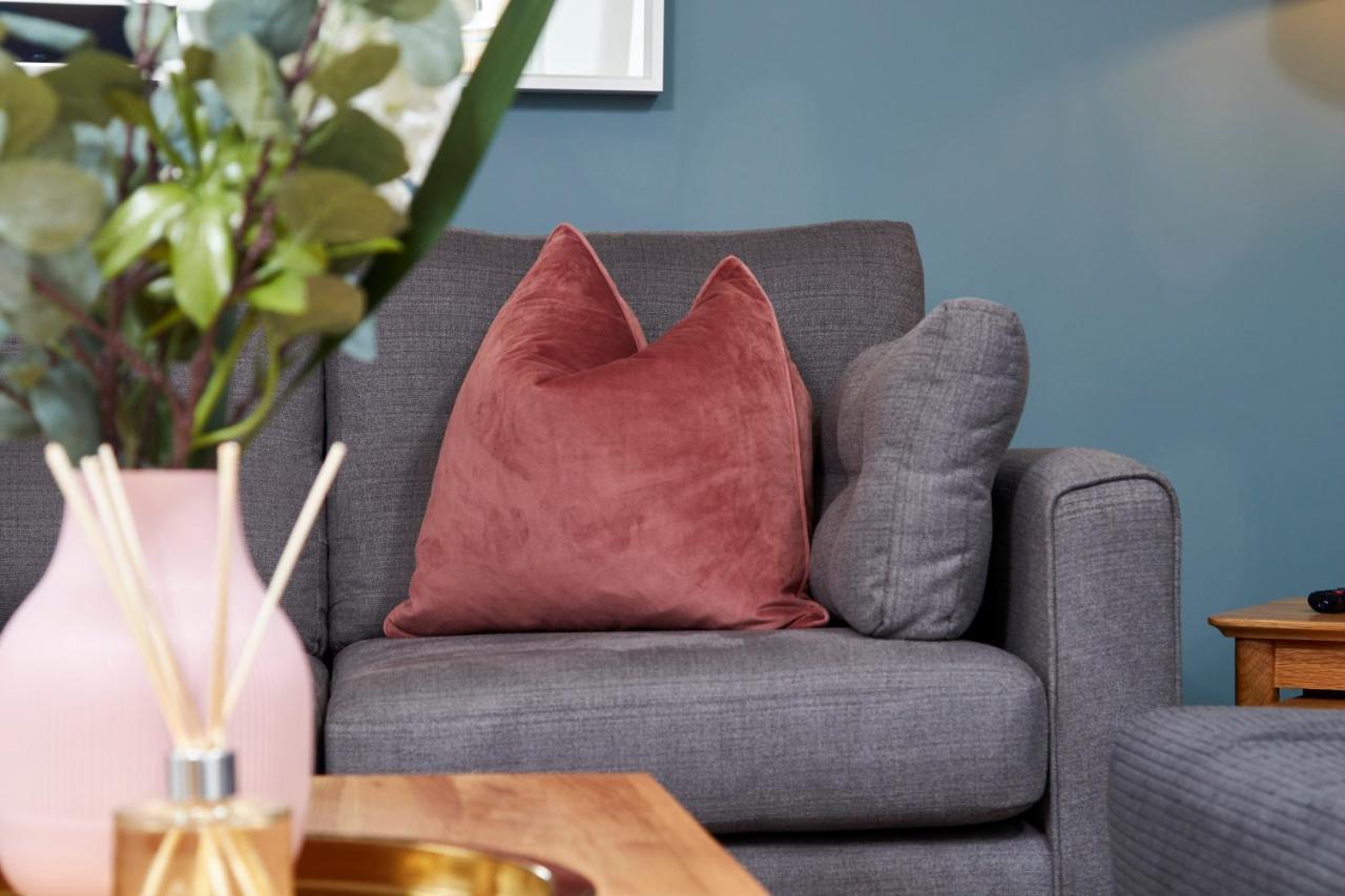 Superb 3Br House In Coventry Sleeps 9 W/Parkingヴィラ エクステリア 写真