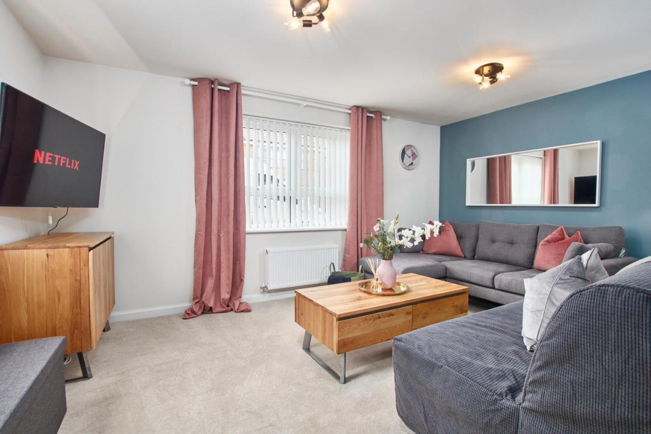 Superb 3Br House In Coventry Sleeps 9 W/Parkingヴィラ エクステリア 写真