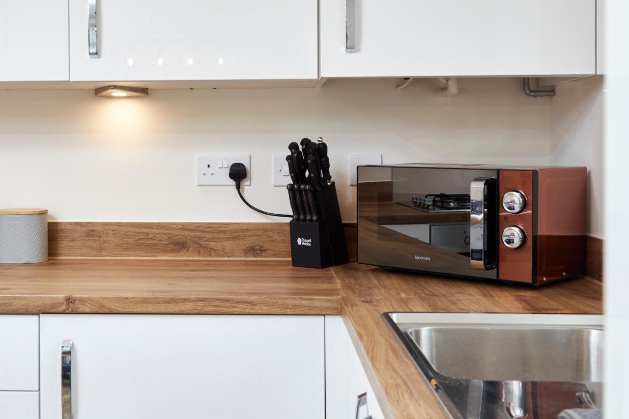 Superb 3Br House In Coventry Sleeps 9 W/Parkingヴィラ エクステリア 写真