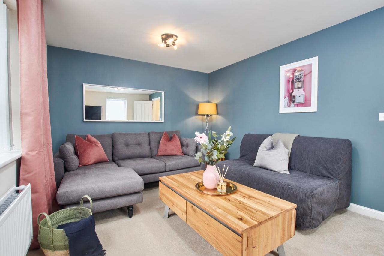 Superb 3Br House In Coventry Sleeps 9 W/Parkingヴィラ エクステリア 写真