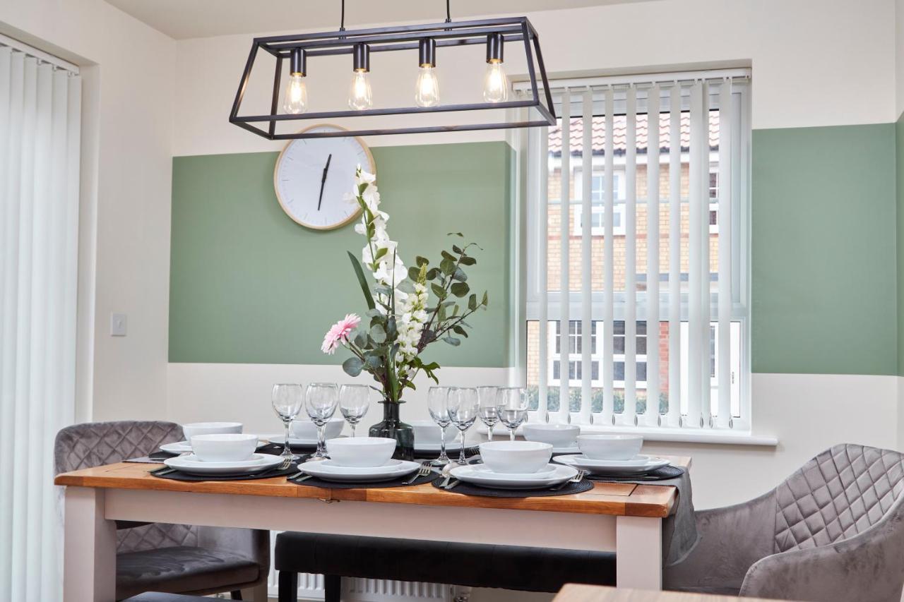 Superb 3Br House In Coventry Sleeps 9 W/Parkingヴィラ エクステリア 写真