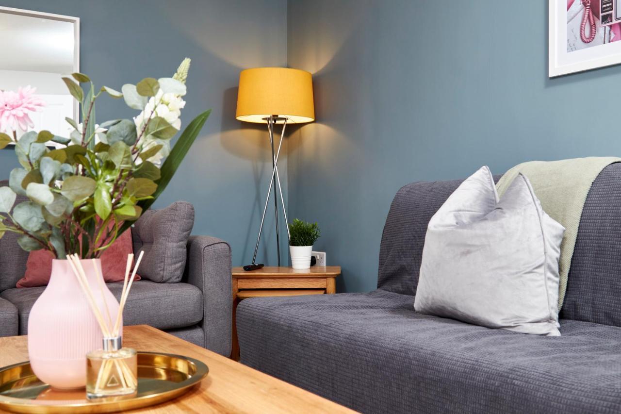 Superb 3Br House In Coventry Sleeps 9 W/Parkingヴィラ エクステリア 写真