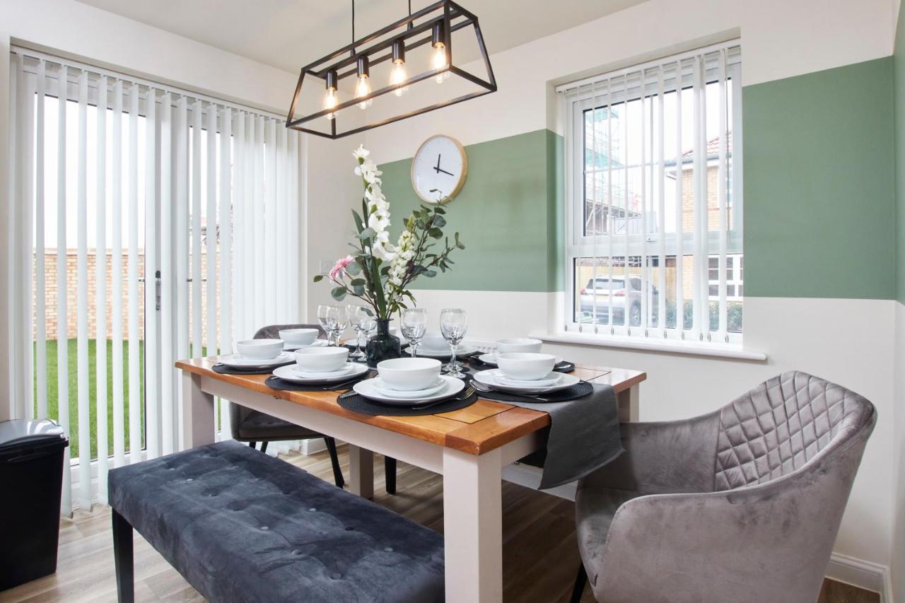 Superb 3Br House In Coventry Sleeps 9 W/Parkingヴィラ エクステリア 写真
