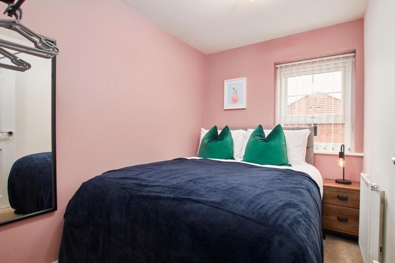 Superb 3Br House In Coventry Sleeps 9 W/Parkingヴィラ エクステリア 写真