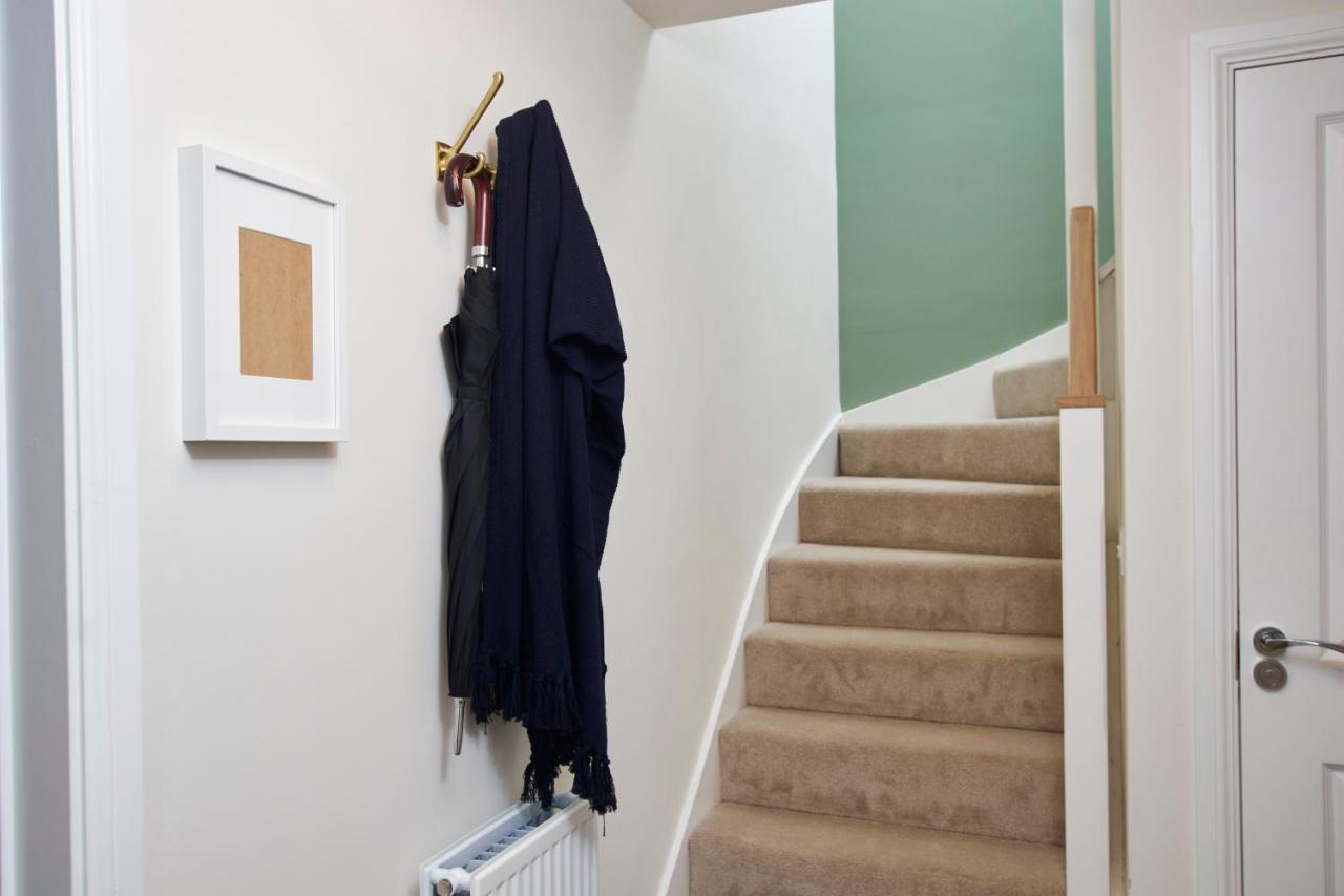 Superb 3Br House In Coventry Sleeps 9 W/Parkingヴィラ エクステリア 写真