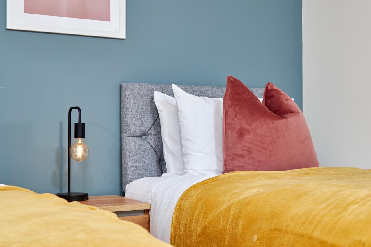 Superb 3Br House In Coventry Sleeps 9 W/Parkingヴィラ エクステリア 写真