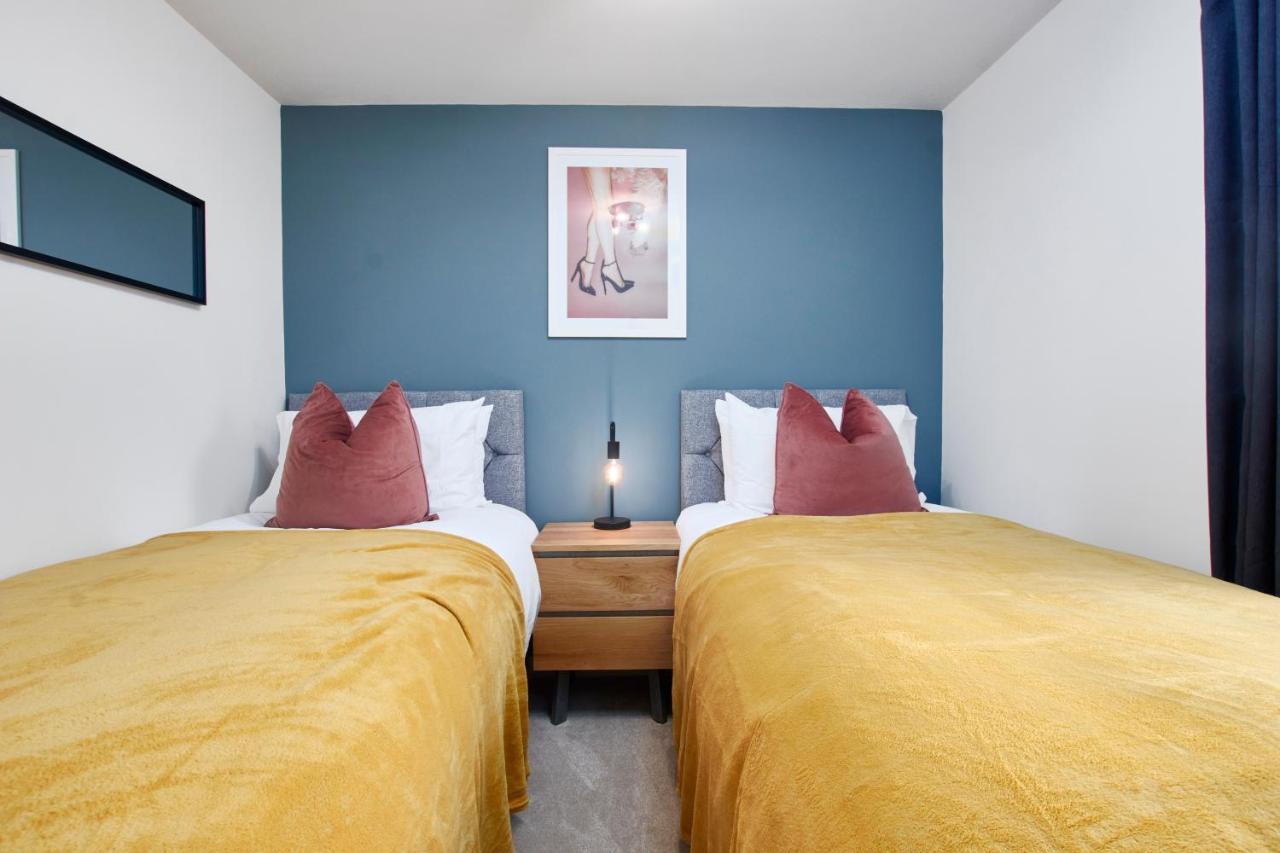 Superb 3Br House In Coventry Sleeps 9 W/Parkingヴィラ エクステリア 写真