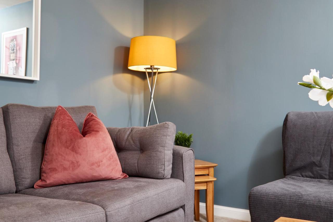 Superb 3Br House In Coventry Sleeps 9 W/Parkingヴィラ エクステリア 写真